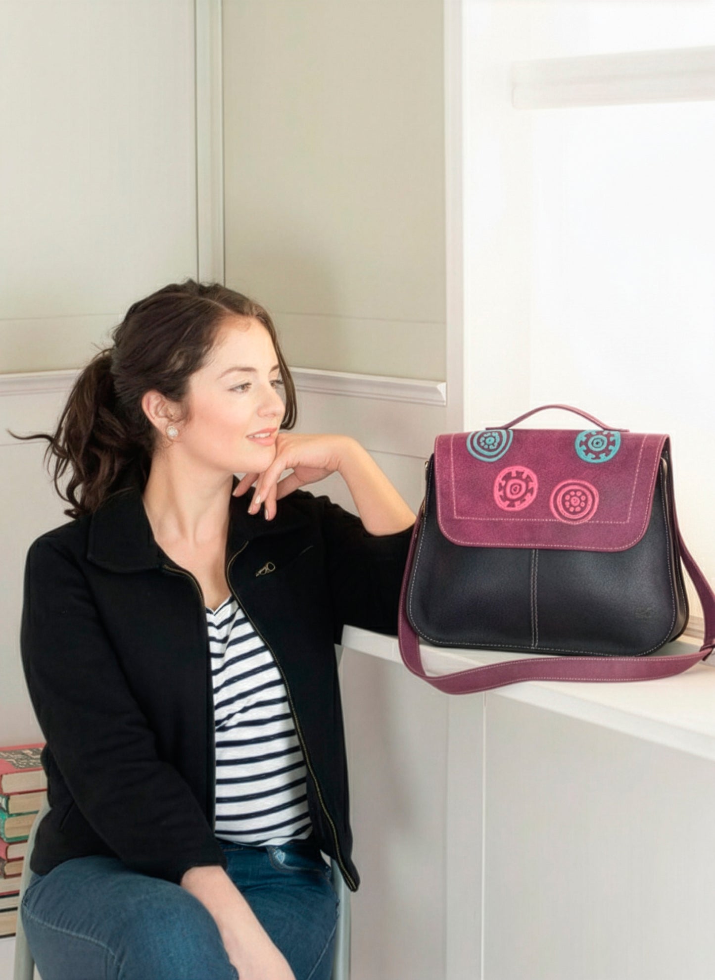 Bolso Asís en cuero Fucsia craquelado con diseño gráfico retro | Edición única