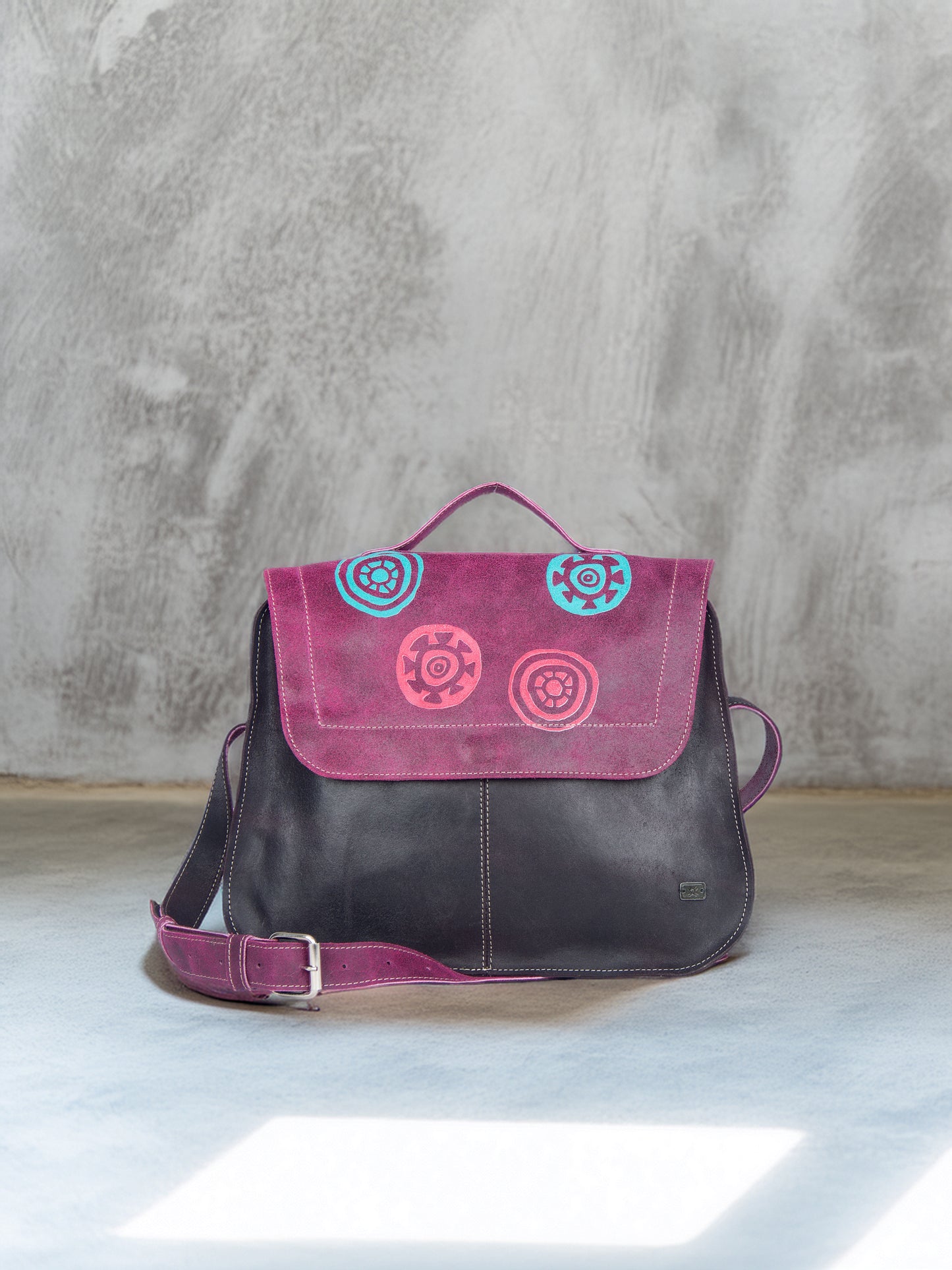 Bolso Asís en cuero Fucsia craquelado con diseño gráfico retro | Edición única