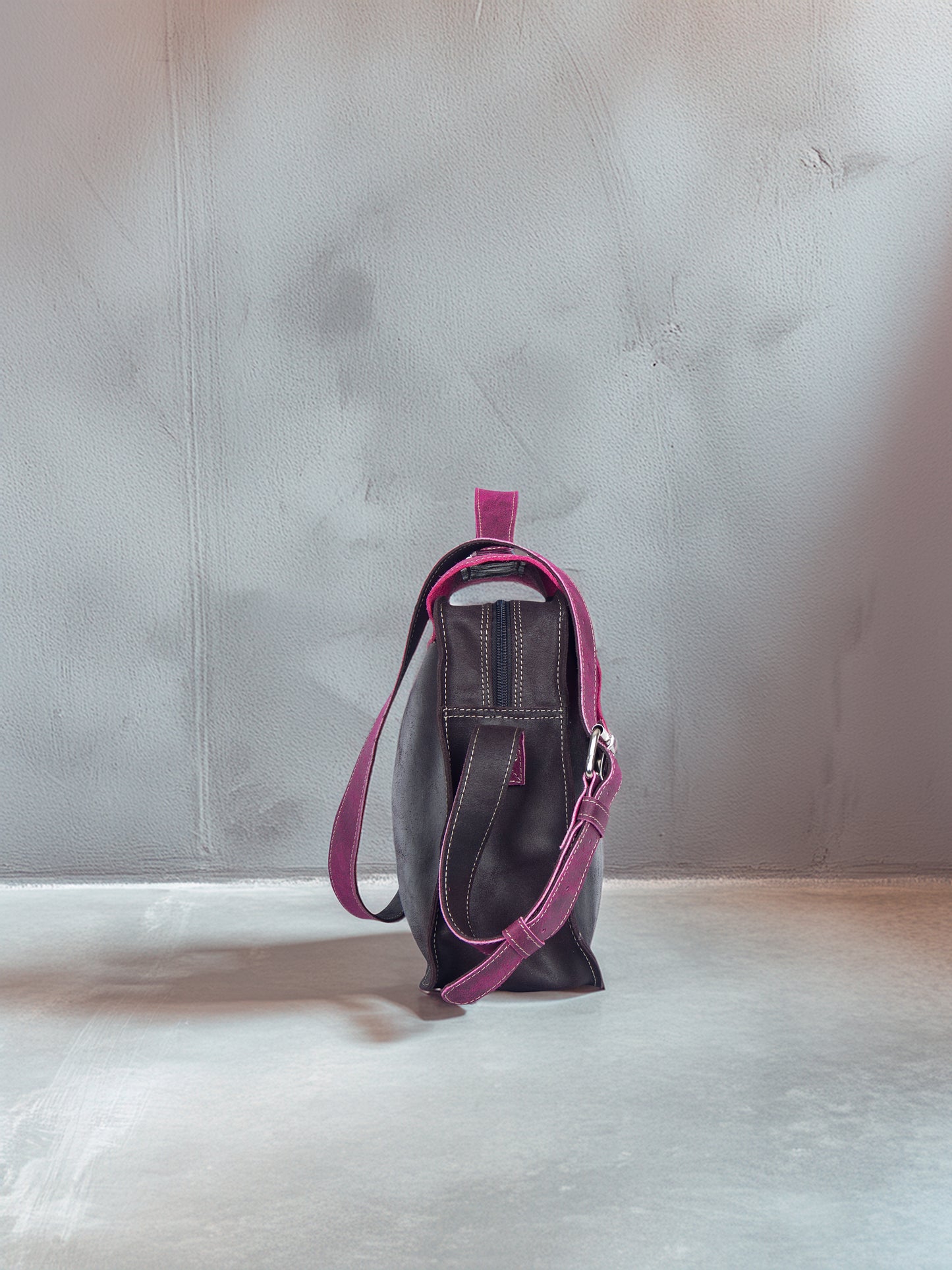 Bolso Asís en cuero Fucsia craquelado con diseño gráfico retro | Edición única