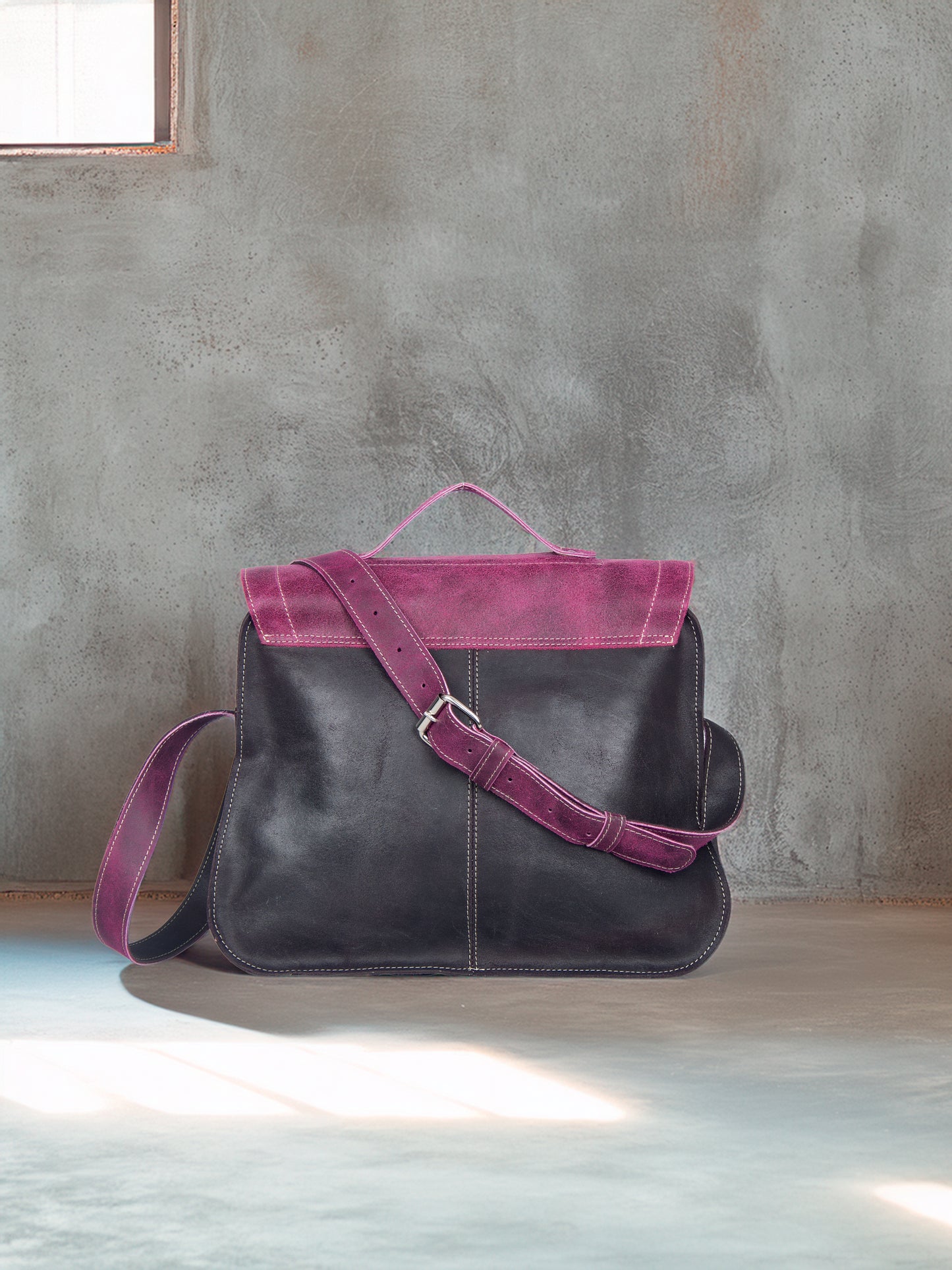 Bolso Asís en cuero Fucsia craquelado con diseño gráfico retro | Edición única