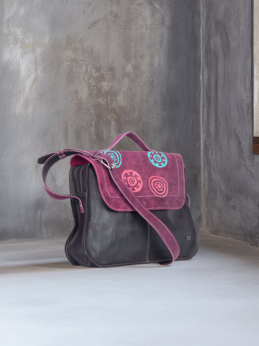 Bolso Asís en cuero Fucsia craquelado con diseño gráfico retro | Edición única