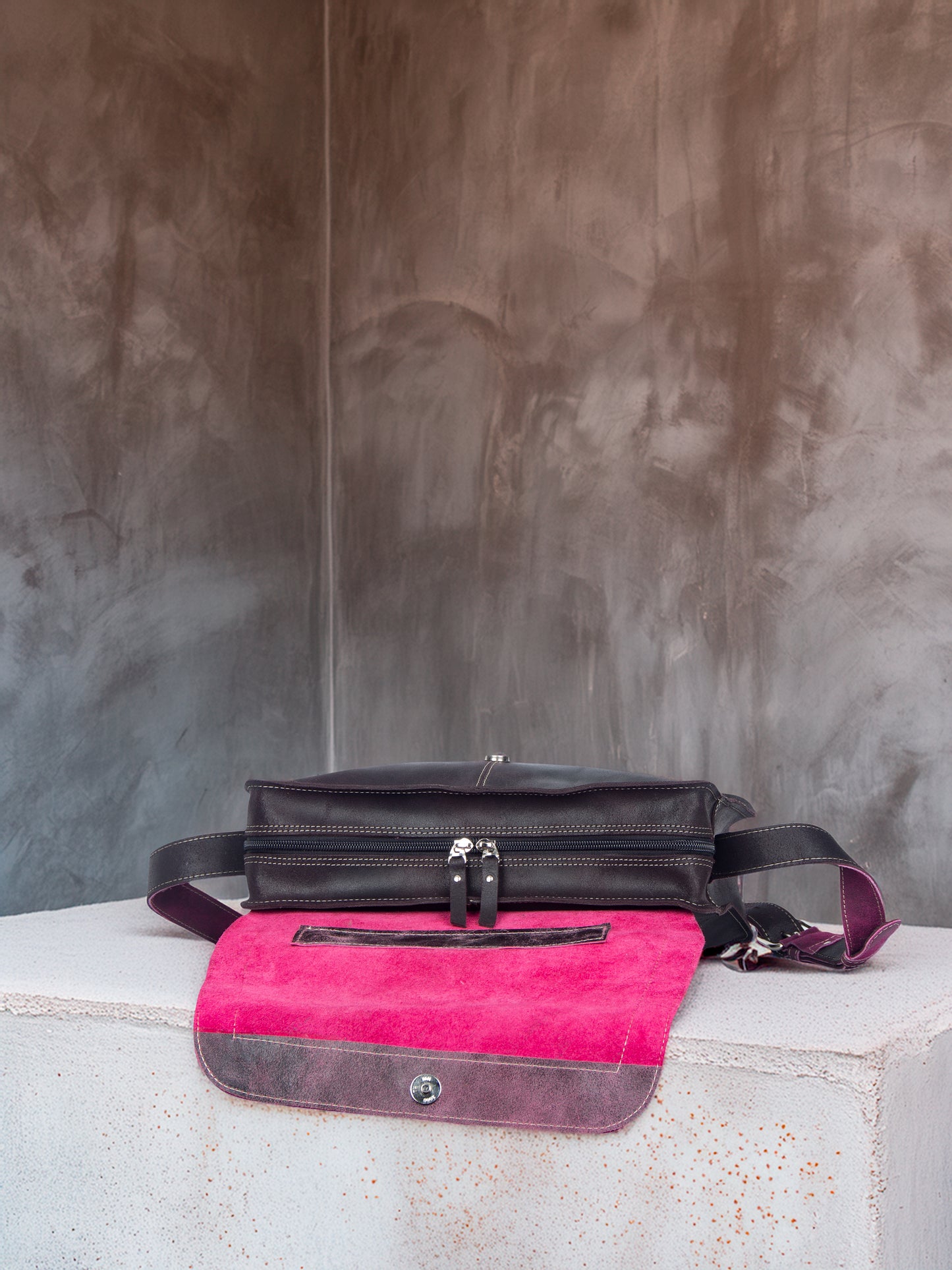 Bolso Asís en cuero Fucsia craquelado con diseño gráfico retro | Edición única