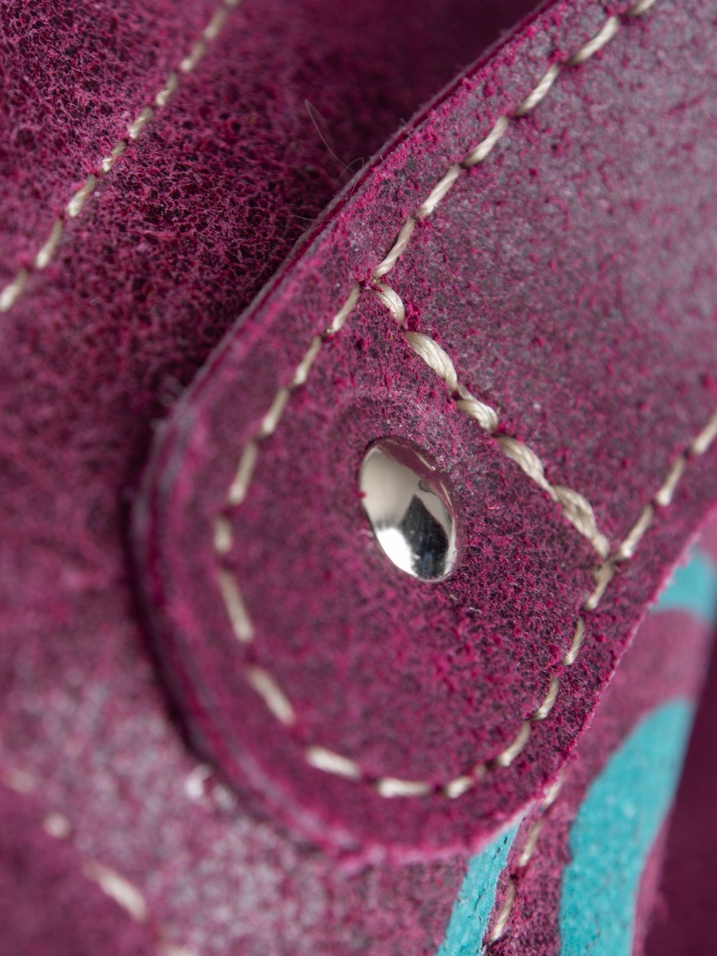 Bolso Asís en cuero Fucsia craquelado con diseño gráfico retro | Edición única