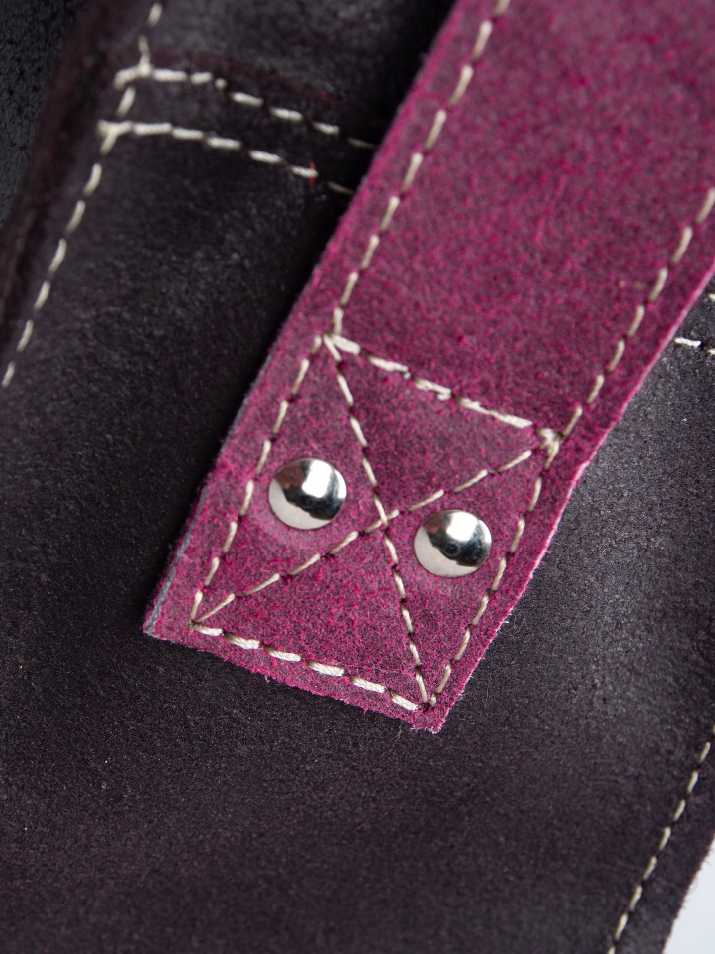 Bolso Asís en cuero Fucsia craquelado con diseño gráfico retro | Edición única