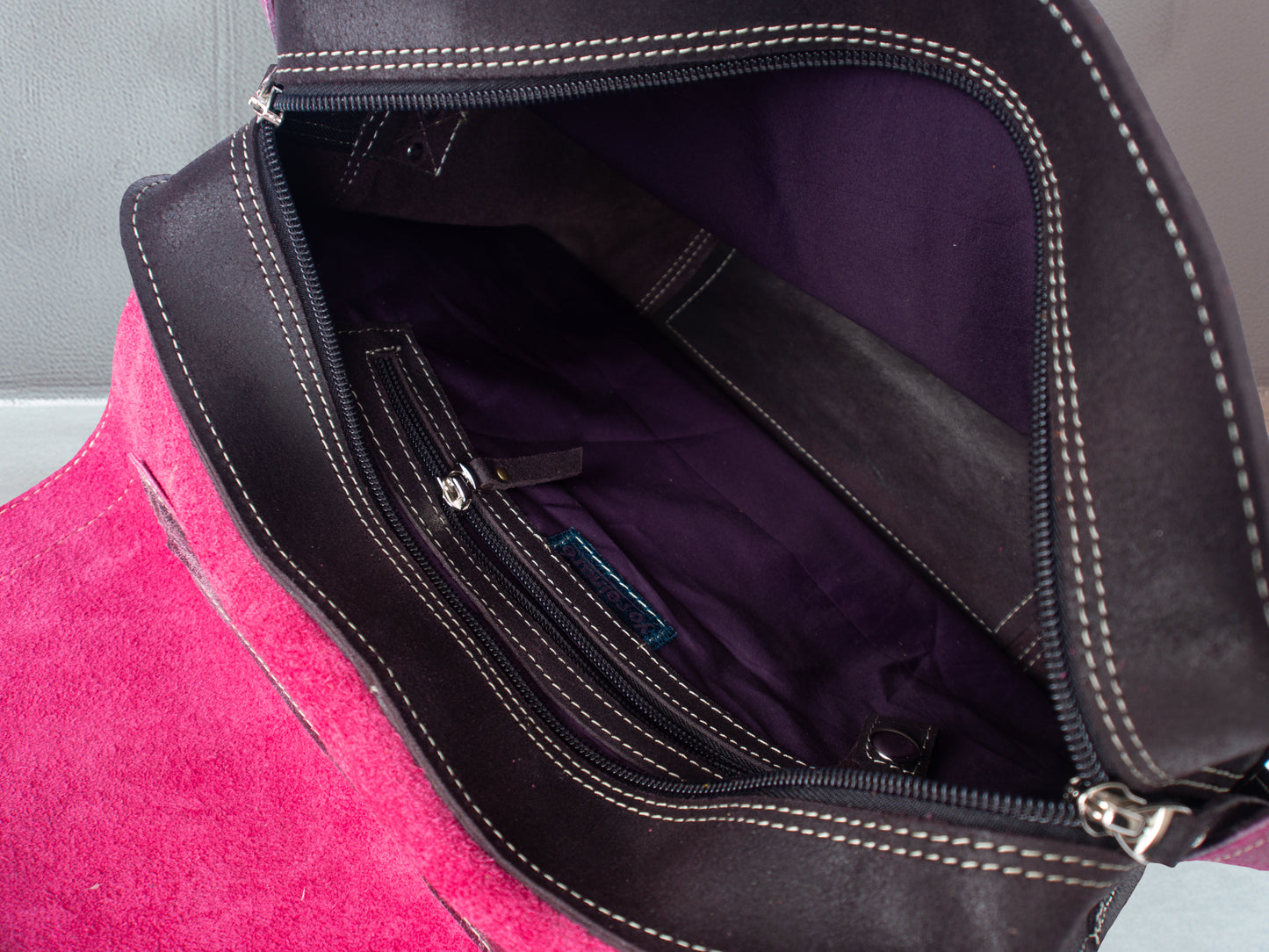 Bolso Asís en cuero Fucsia craquelado con diseño gráfico retro | Edición única