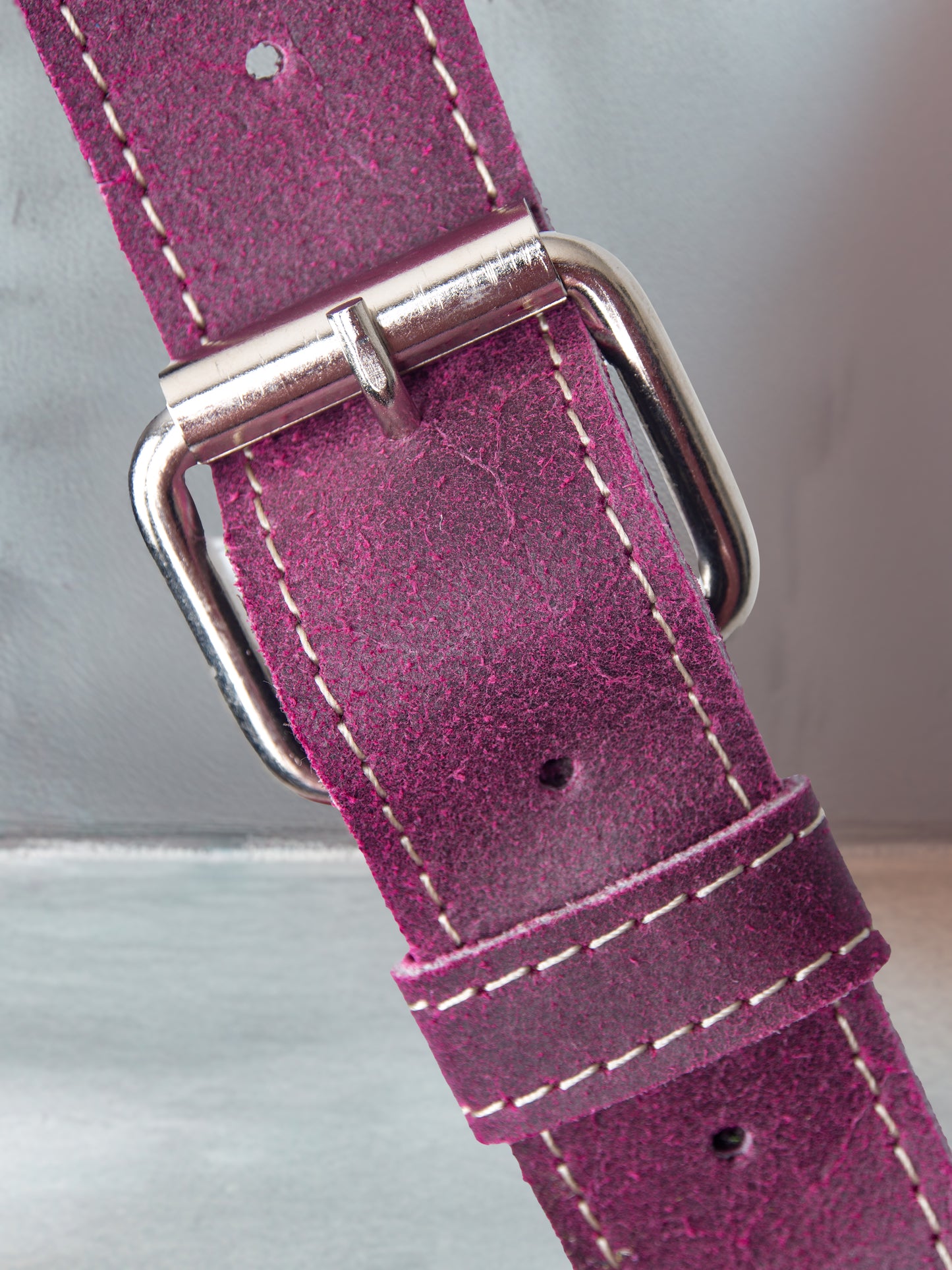 Bolso Asís en cuero Fucsia craquelado con diseño gráfico retro | Edición única