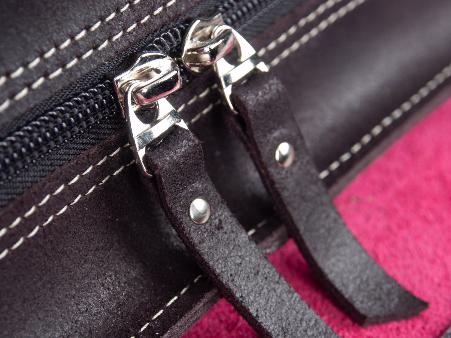 Bolso Asís en cuero Fucsia craquelado con diseño gráfico retro | Edición única