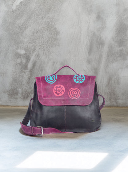 Bolso Asís en cuero Fucsia craquelado con diseño gráfico retro | Edición única