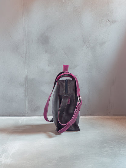 Bolso Asís en cuero Fucsia craquelado con diseño gráfico retro | Edición única
